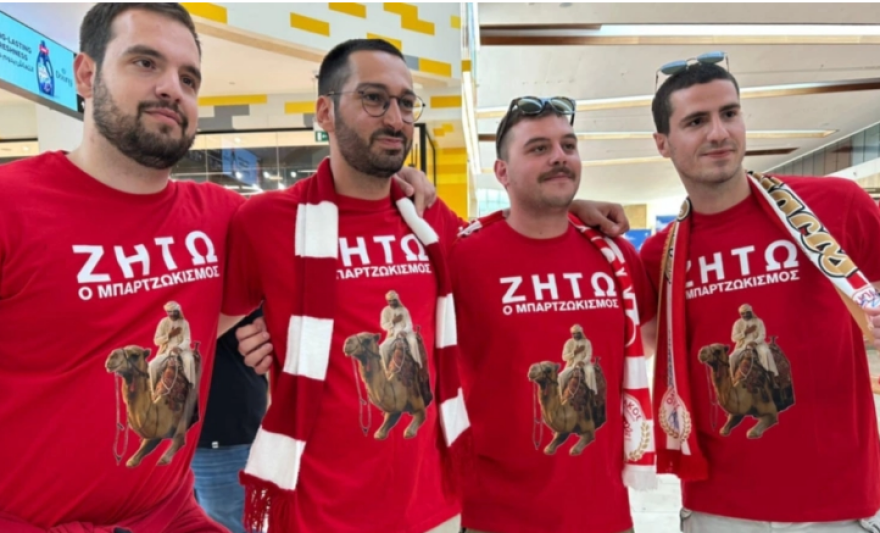 Άμπου Ντάμπι 2025: «Ζήτω ο Μπαρτζωκισμός» - Τα επικά t-shirt οπαδών του Ολυμπιακού με τον κόουτς πάνω σε καμήλα