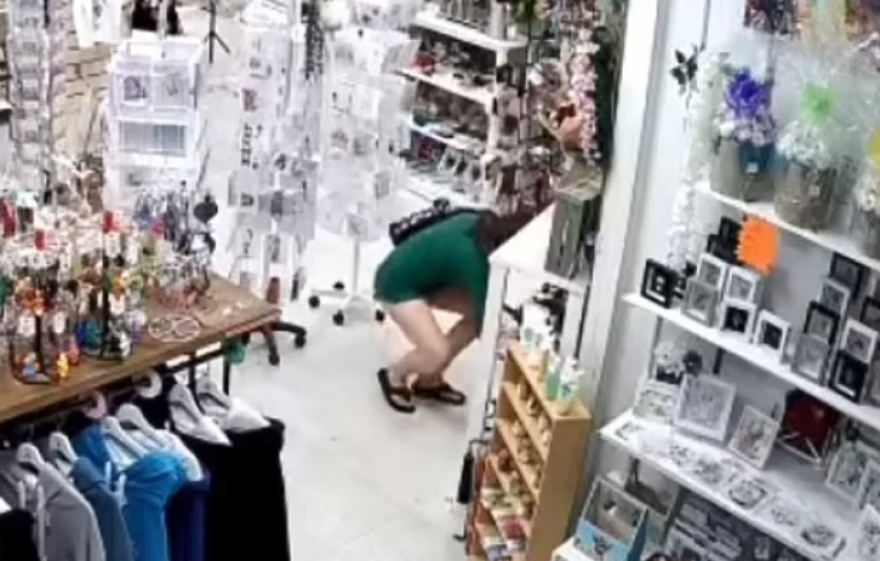 Βρετανία: Μπήκε με μίνι φόρεμα σε κατάστημα, έσκυψε και έκλεψε κοσμήματα €1.120 επειδή ο ιδιοκτήτης κοίταγε αλλού για να μην τον παρεξηγήσει
