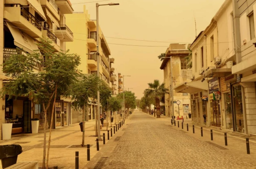 Αφρικανική σκόνη «έπνιξε» την Κρήτη: Πορτοκαλί ουρανός και αποπνικτική ατμόσφαιρα σε Ηράκλειο και Χανιά - Δείτε φωτογραφίες