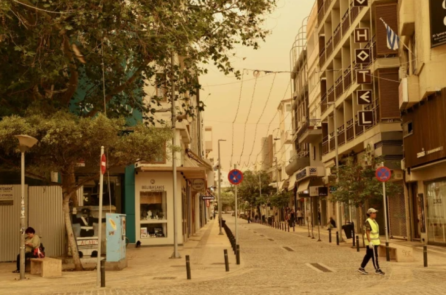 Αφρικανική σκόνη «έπνιξε» την Κρήτη: Πορτοκαλί ουρανός και αποπνικτική ατμόσφαιρα σε Ηράκλειο και Χανιά - Δείτε φωτογραφίες