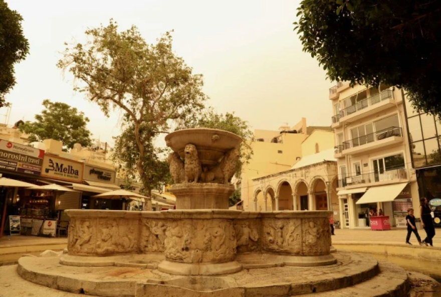 Αφρικανική σκόνη «έπνιξε» την Κρήτη: Πορτοκαλί ουρανός και αποπνικτική ατμόσφαιρα σε Ηράκλειο και Χανιά - Δείτε φωτογραφίες