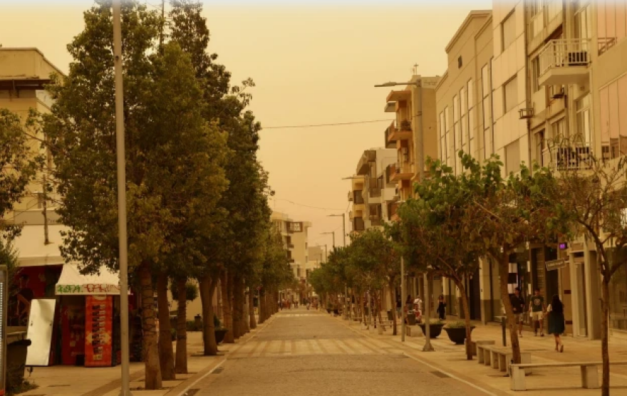 Αφρικανική σκόνη «έπνιξε» την Κρήτη: Πορτοκαλί ουρανός και αποπνικτική ατμόσφαιρα σε Ηράκλειο και Χανιά - Δείτε φωτογραφίες