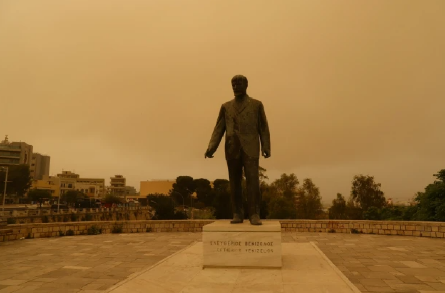 Αφρικανική σκόνη «έπνιξε» την Κρήτη: Πορτοκαλί ουρανός και αποπνικτική ατμόσφαιρα σε Ηράκλειο και Χανιά - Δείτε φωτογραφίες