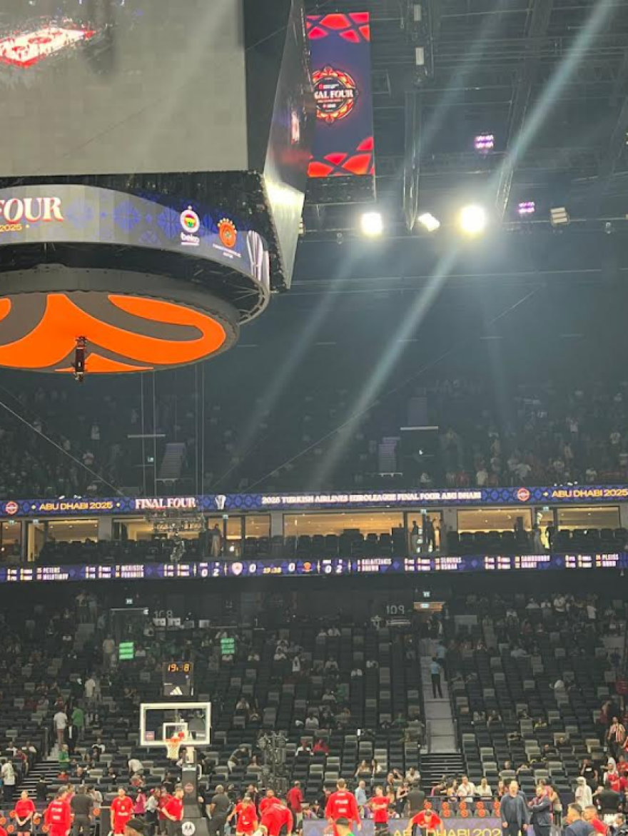 Άμπου Ντάμπι 2025: Επεισόδια μεταξύ οπαδών του Ολυμπιακού και του Παναθηναϊκού πριν τον μικρό τελικό - Βίντεο, φωτογραφίες 