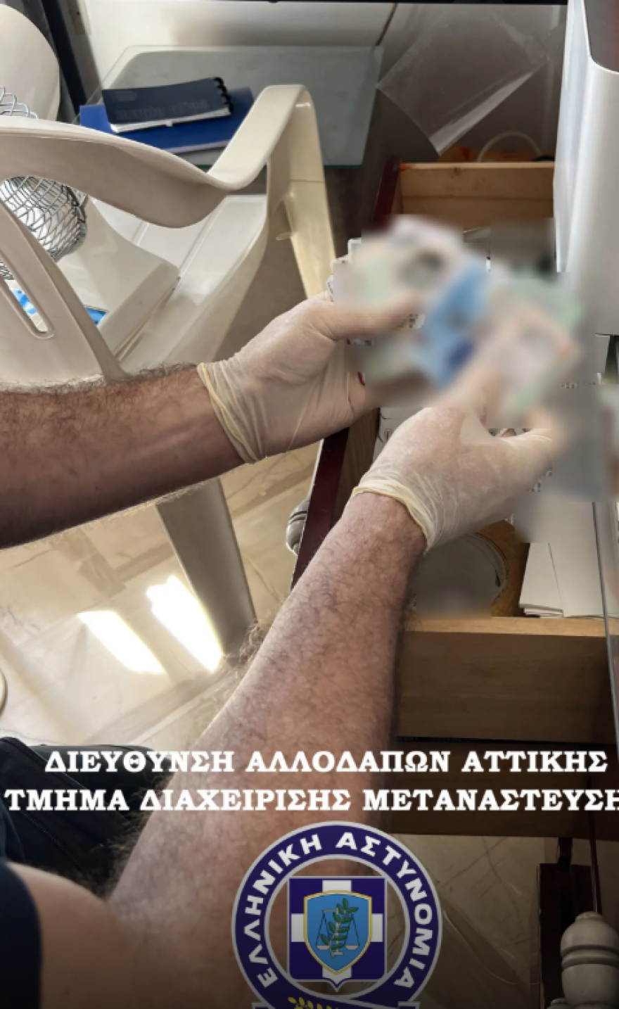 Εξάρθρωση δικτύου πλαστογράφησης ταξιδιωτικών εγγράφων στην Αττική, συνελήφθη 48χρονος – Δείτε βίντεο και φωτογραφίες