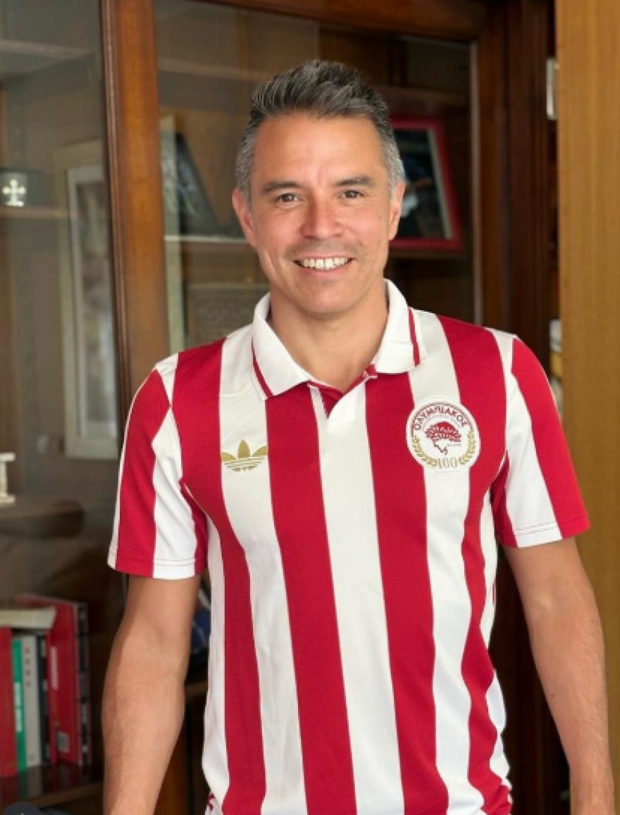 O Σαβιόλα με τη συλλεκτική φανέλα των 100 χρόνων του Ολυμπιακού - Τιμή μου που ήμουν μέρος της ιστορίας του, έγραψε - Φωτογραφίες 