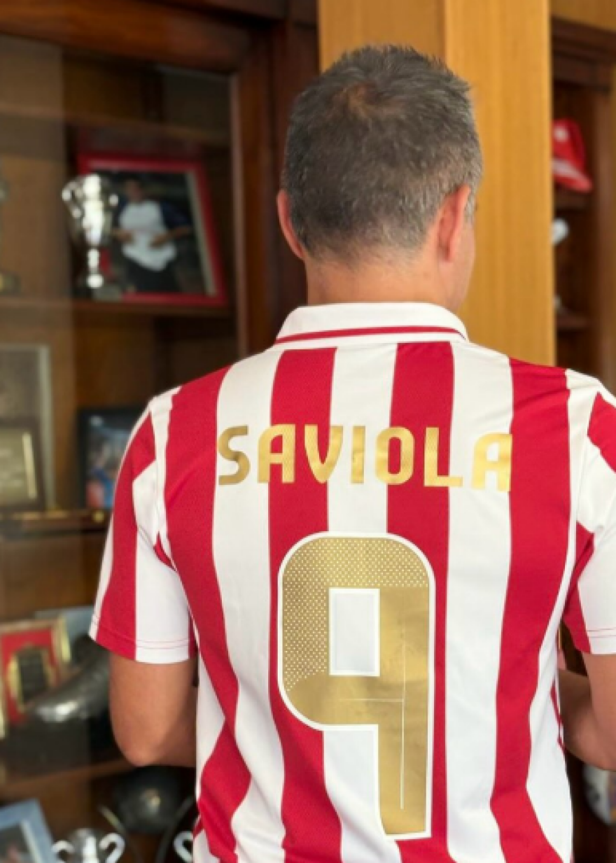 O Σαβιόλα με τη συλλεκτική φανέλα των 100 χρόνων του Ολυμπιακού - Τιμή μου που ήμουν μέρος της ιστορίας του, έγραψε - Φωτογραφίες 