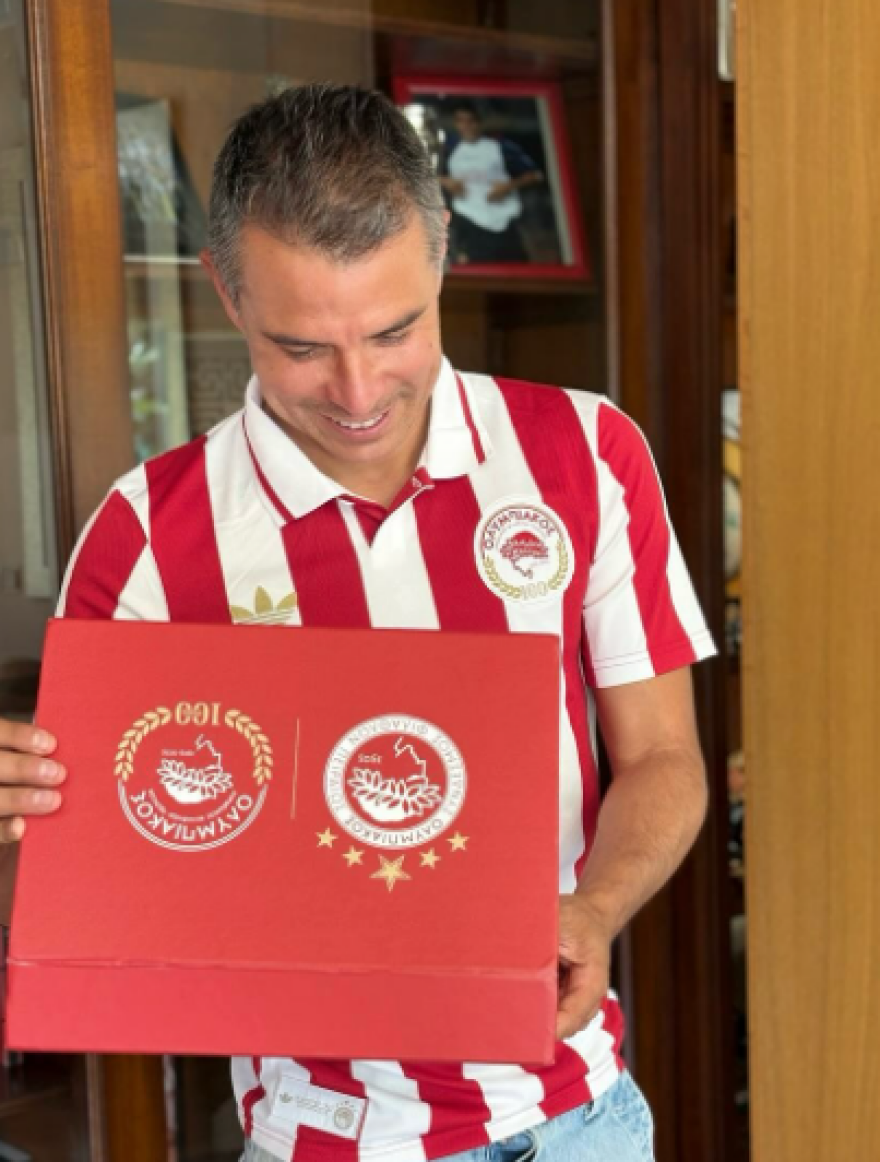 O Σαβιόλα με τη συλλεκτική φανέλα των 100 χρόνων του Ολυμπιακού - Τιμή μου που ήμουν μέρος της ιστορίας του, έγραψε - Φωτογραφίες 