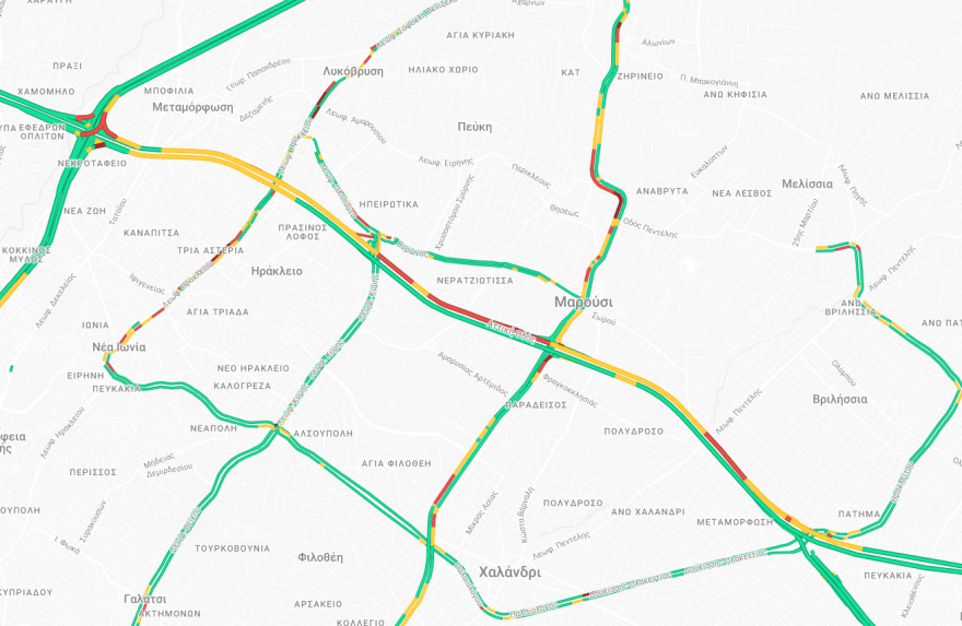 Καθάρισαν τα χώματα από την Αττική Οδό, καλύτερη η εικόνα της κίνησης στο ύψος της εξόδου Μεταμόρφωσης