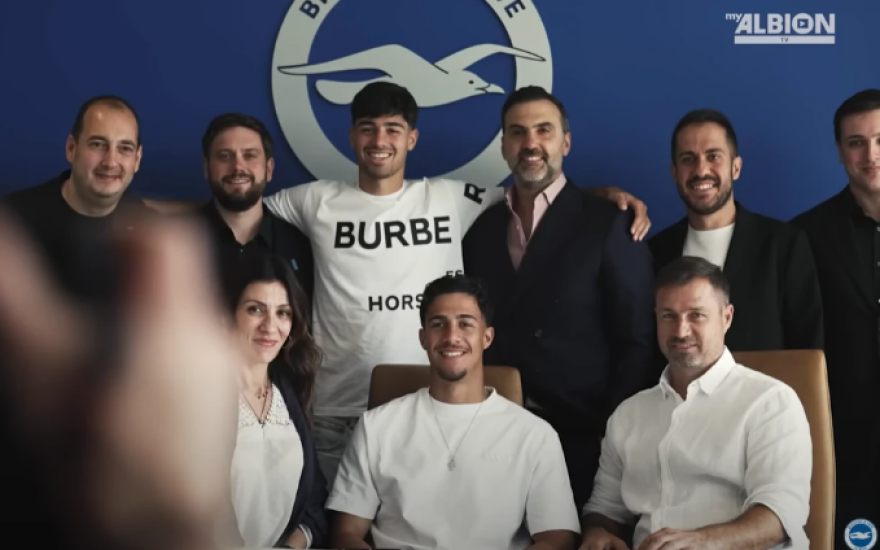 Υπέγραψε στην Μπράιτον και φωτογραφήθηκε με την οικογένειά του ο Κωστούλας 