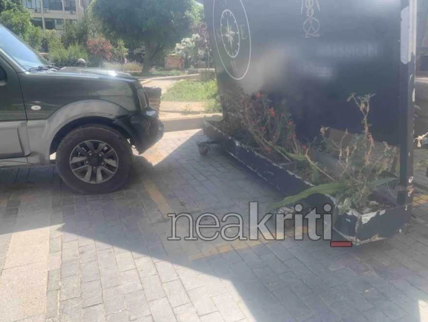 Τροχαίο στο Ηράκλειο, αυτοκίνητο έπεσε πάνω σε μηχανή και τζαμαρίες - Συνελήφθη ο οδηγός