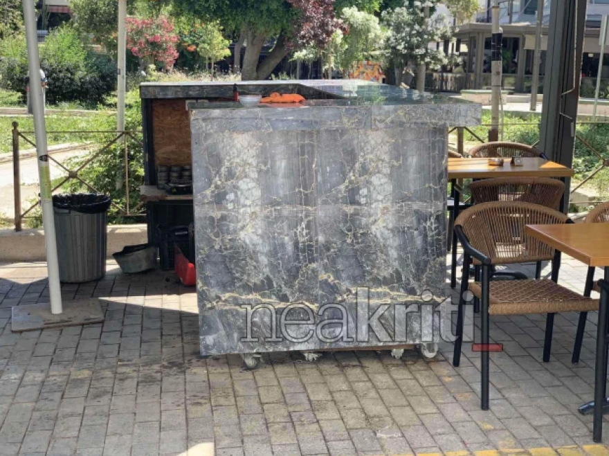 Τροχαίο στο Ηράκλειο, αυτοκίνητο έπεσε πάνω σε μηχανή και τζαμαρίες - Συνελήφθη ο οδηγός