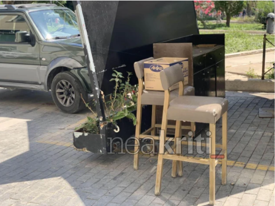 Τροχαίο στο Ηράκλειο, αυτοκίνητο έπεσε πάνω σε μηχανή και τζαμαρίες - Συνελήφθη ο οδηγός