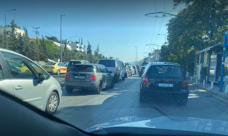 Κίνηση τώρα: Χάος στη Λεωφ. Κηφισίας από πτώση μπετόν στο οδόστρωμα το πρωί της Τρίτης - Δείτε βίντεο 