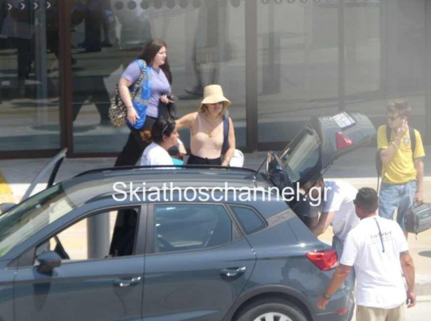 Η Κέιτ Χάντσον απολαμβάνει τις διακοπές της στη Σκιάθο με την οικογένειά της
