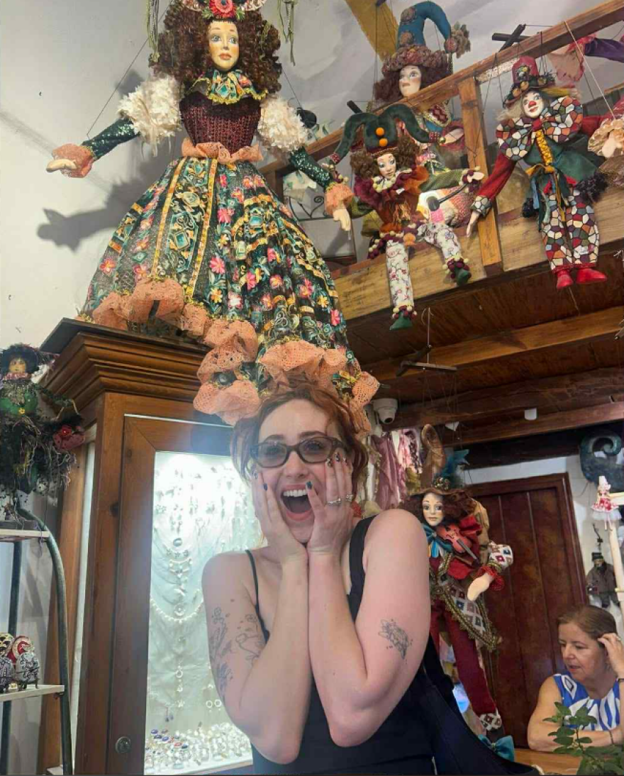 Η Τσάπελ Ρόουν επισκέφτηκε τη Σαντορίνη - Δείτε φωτογραφίες και βίντεο
