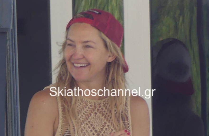 Η Κέιτ Χάντσον αποχώρησε με την οικογένειά της από τη Σκιάθο
