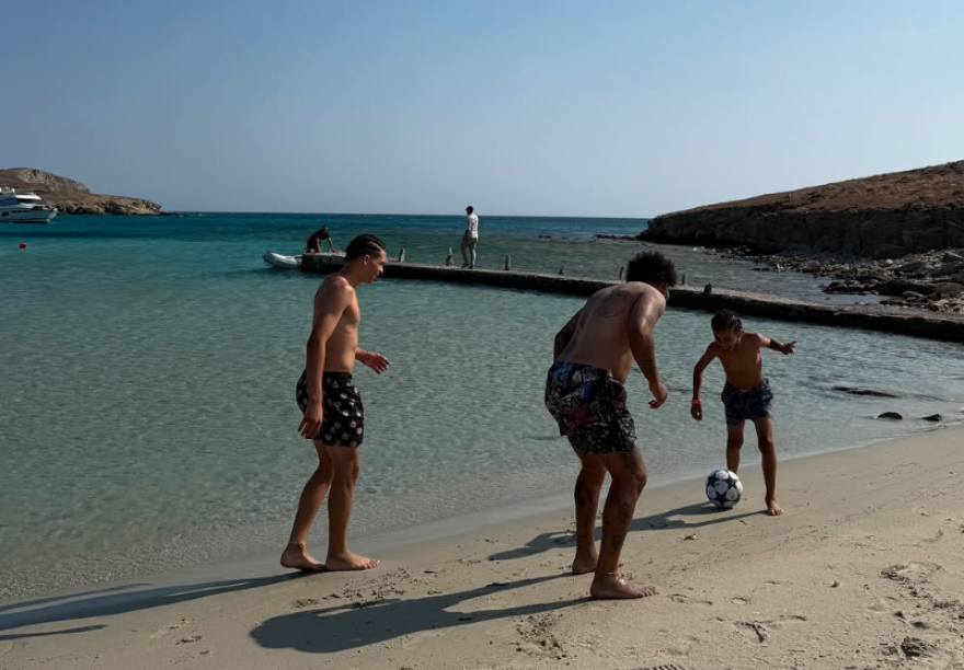 O θρυλικός Μαρσέλο επέστρεψε στην Ελλάδα - Οικογενειακές διακοπές στην Μύκονο για τον Βραζιλιάνο σταρ του ποδοσφαίρου 