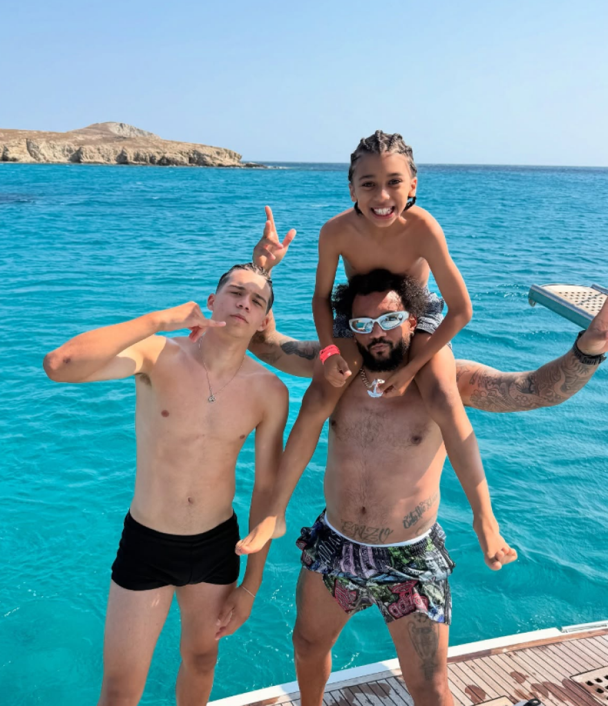 O θρυλικός Μαρσέλο επέστρεψε στην Ελλάδα - Οικογενειακές διακοπές στην Μύκονο για τον Βραζιλιάνο σταρ του ποδοσφαίρου 