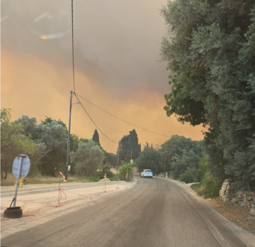 Ανεξέλεγκτες οι φωτιές στη Χίο - Μεγάλη επιχείρηση της Πυροσβεστικής, διαδοχικά μηνύματα του 112