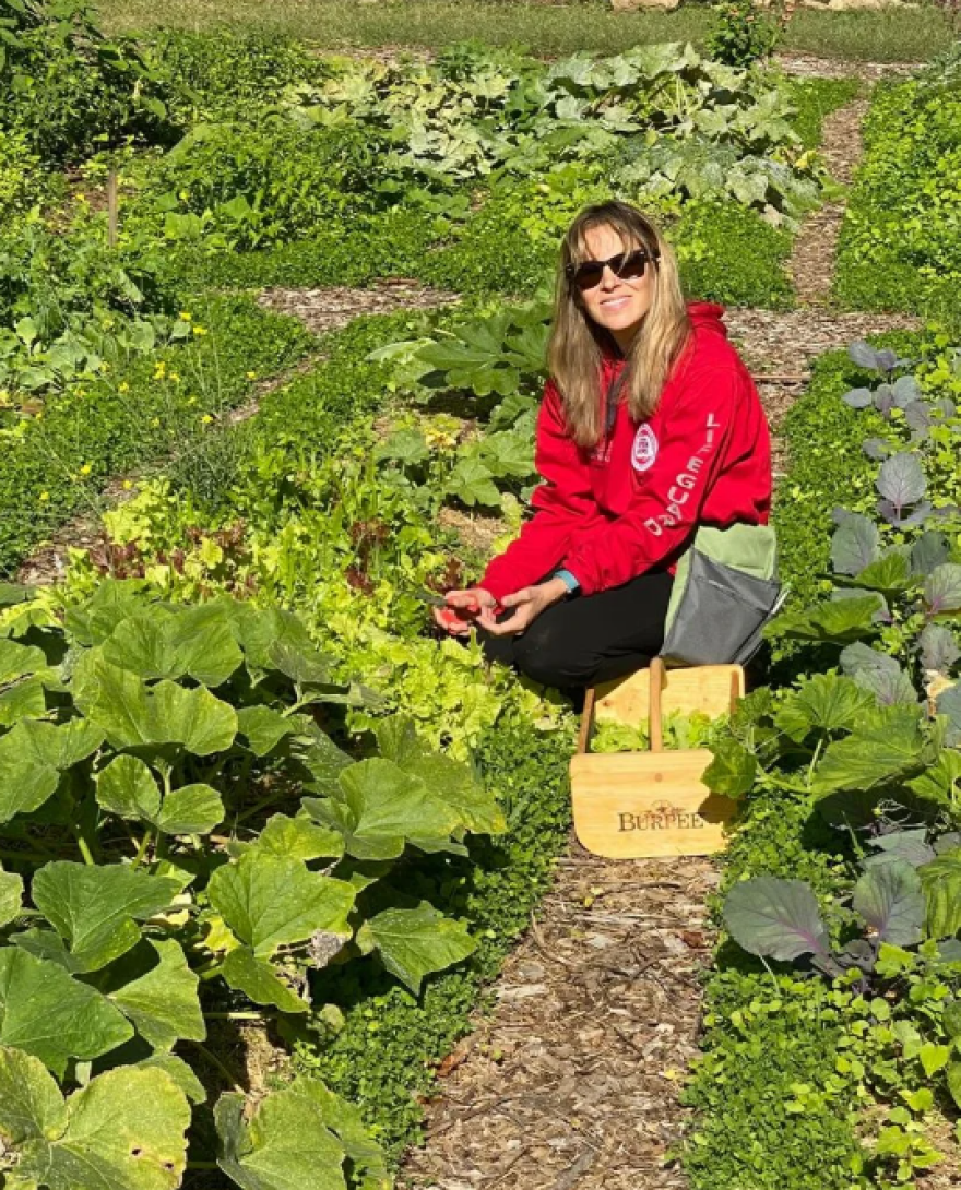 Ρίτσαρντ Γκιρ: Η σύζυγός του δείχνει τον κήπο του νέου τους σπιτιού στη Μαδρίτη