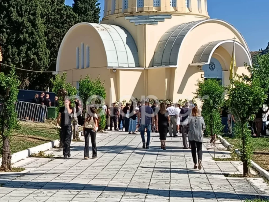 Θρήνος στην κηδεία του 18χρονου Νίκου που σκοτώθηκε σε τροχαίο στην Πάτρα