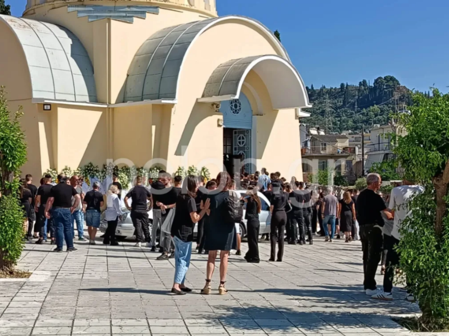 Θρήνος στην κηδεία του 18χρονου Νίκου που σκοτώθηκε σε τροχαίο στην Πάτρα
