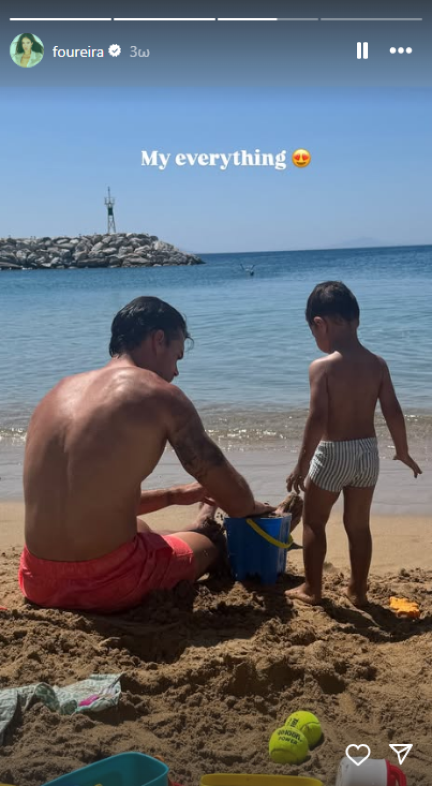 Η Ελένη Φουρέιρα φωτογραφίζει τον Αλμπέρτο Μποτία και τον γιο τους στην παραλία