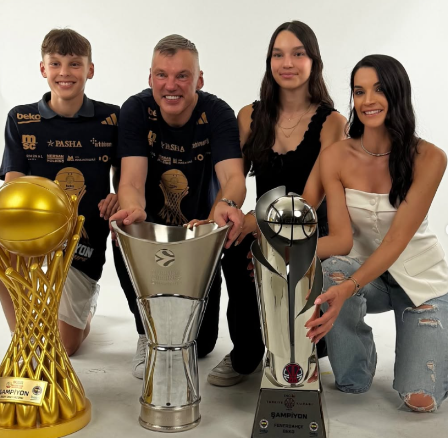 Γιασικεβίτσιους: Φωτογραφήθηκε με την Ελληνίδα σύζυγό του και με τα παιδιά τους με τα τρία φετινά τρόπαια της Φενέρ 