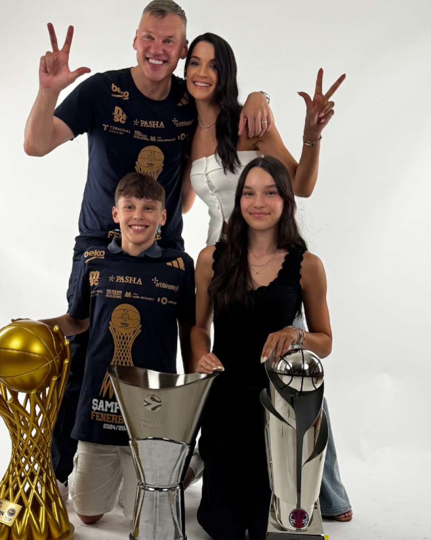 Γιασικεβίτσιους: Φωτογραφήθηκε με την Ελληνίδα σύζυγό του και με τα παιδιά τους με τα τρία φετινά τρόπαια της Φενέρ 