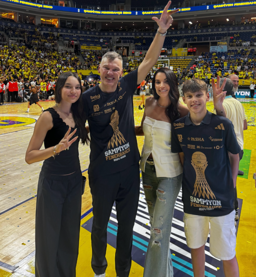 Γιασικεβίτσιους: Φωτογραφήθηκε με την Ελληνίδα σύζυγό του και με τα παιδιά τους με τα τρία φετινά τρόπαια της Φενέρ 