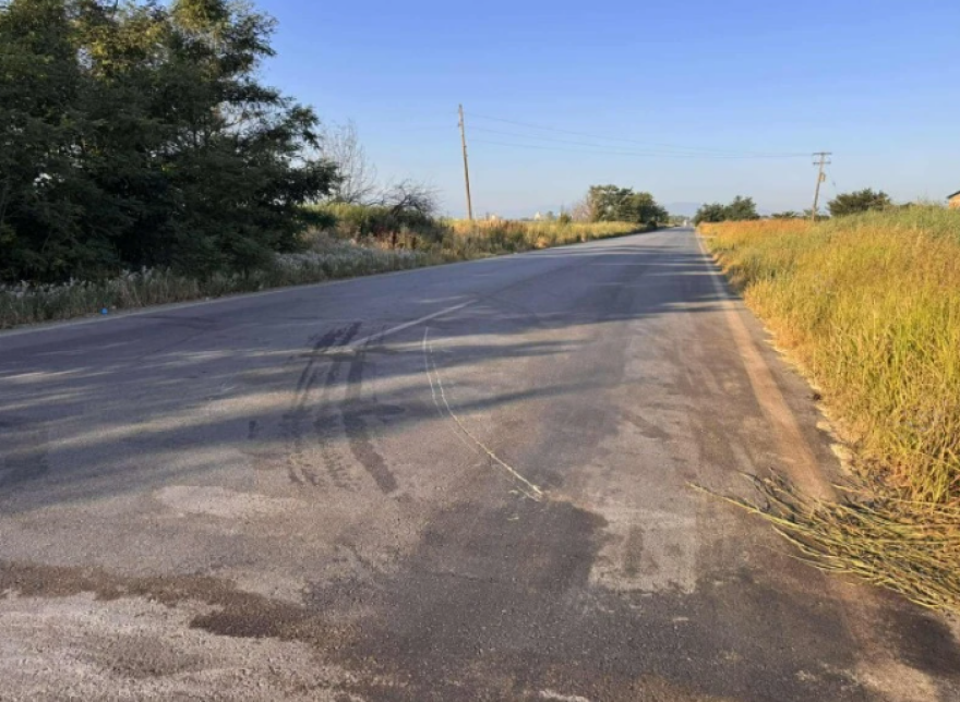 Θεσσαλονίκη: Αφήνουν κεριά και λουλούδια στο σημείο του τροχαίου με θύμα τον 44χρονο και τον 13χρονο γιο του - Σήμερα οι κηδείες τους