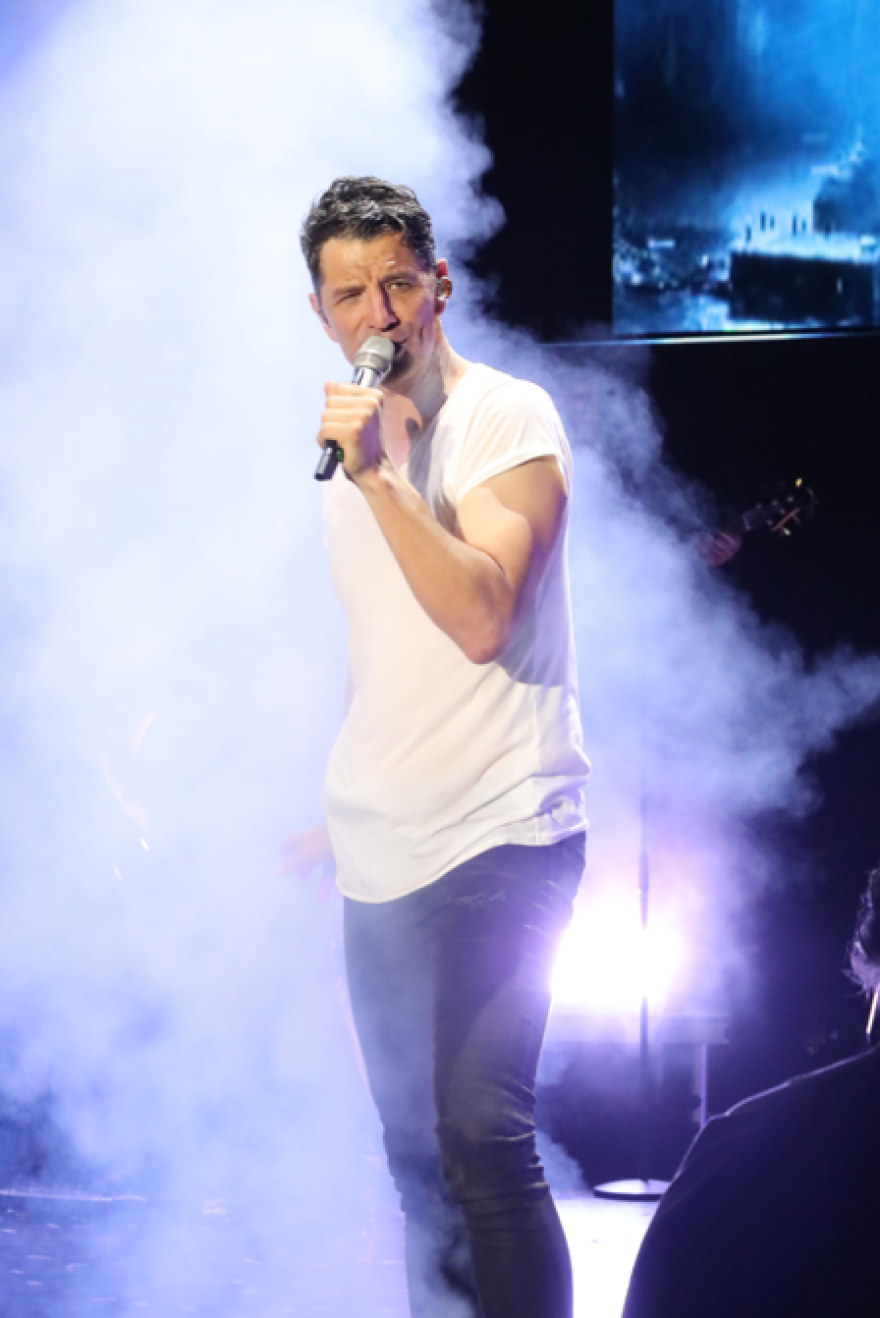 O Σάκης Ρουβάς ποζάρει με την Κάτια Ζυγούλη στη συναυλία του