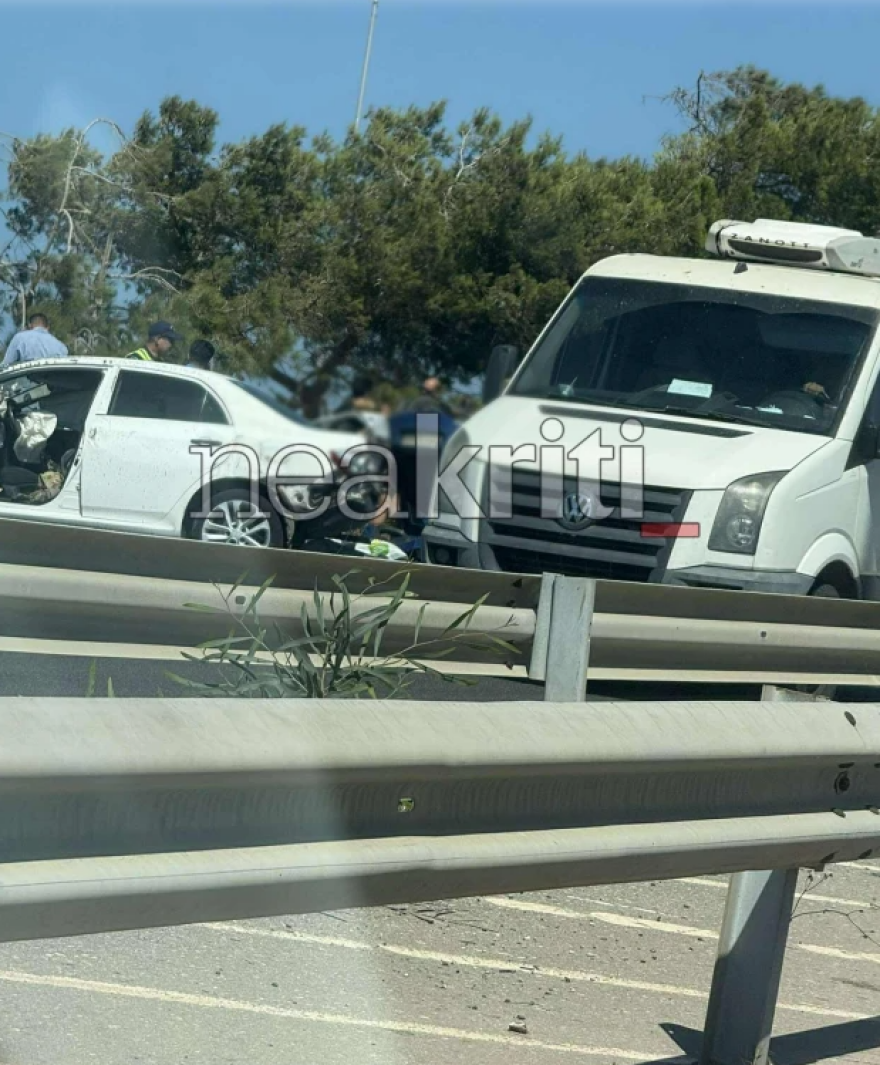 Φωτογραφίες: Σφοδρή σύγκρουση στον ΒΟΑΚ, ντελαπάρισε αυτοκίνητο