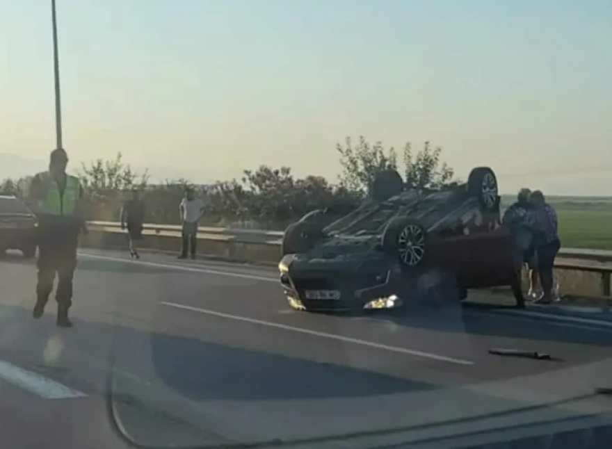 Ρυμουλκό από φορτηγό ξεκόλλησε και έπεσε σε αμάξι μετά τα διόδια των Μαλγάρων - Αναποδογύρισε το ΙΧ, δείτε φωτογραφίες