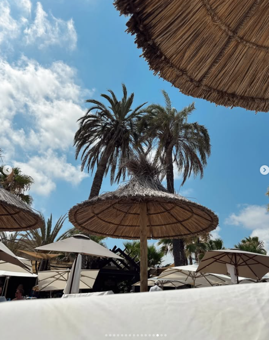 Η Βίκυ Καγιά χαλαρώνει σε παραλία στην Ίμπιζα - Δείτε φωτογραφίες