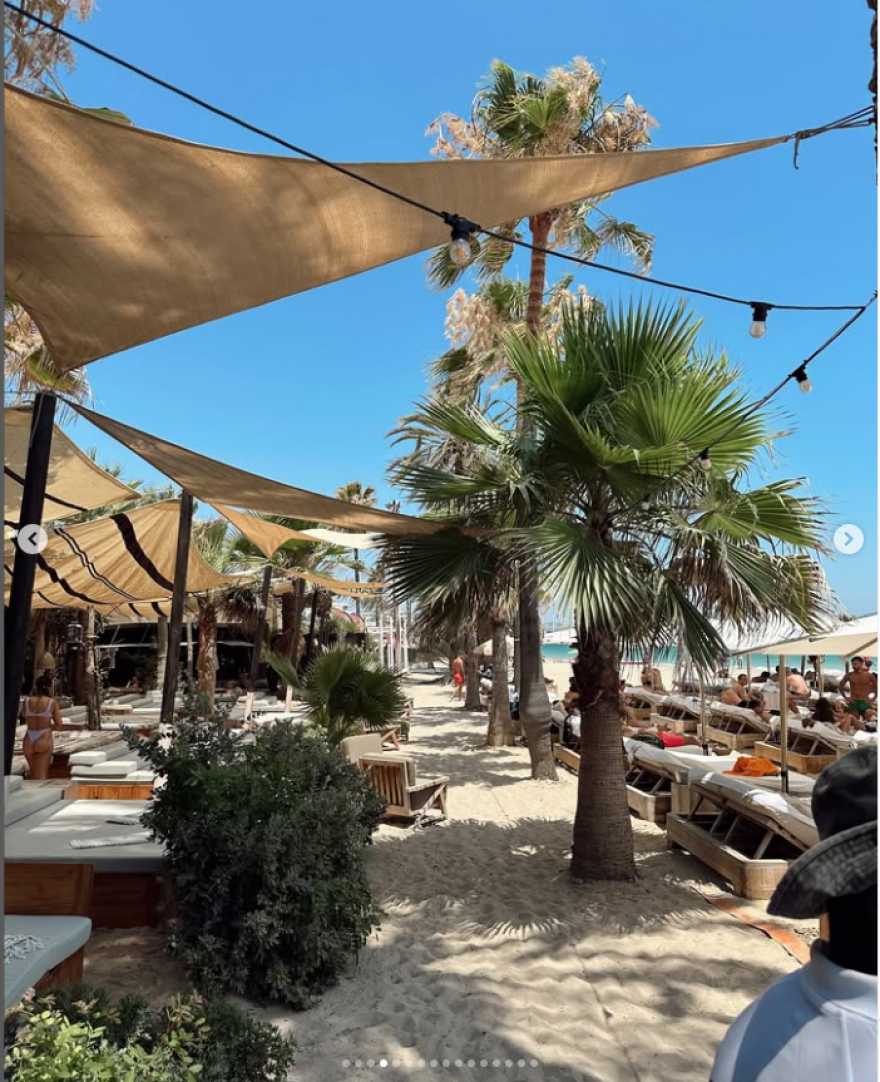 Η Βίκυ Καγιά χαλαρώνει σε παραλία στην Ίμπιζα - Δείτε φωτογραφίες