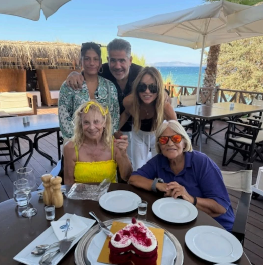 Η Άννα Φόνσου έσβησε την τούρτα των γενεθλίων της φορώντας μαγιό - Δείτε φωτογραφίες