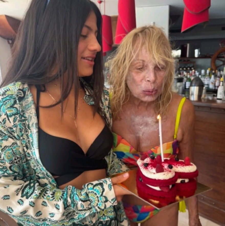 Η Άννα Φόνσου έσβησε την τούρτα των γενεθλίων της φορώντας μαγιό - Δείτε φωτογραφίες