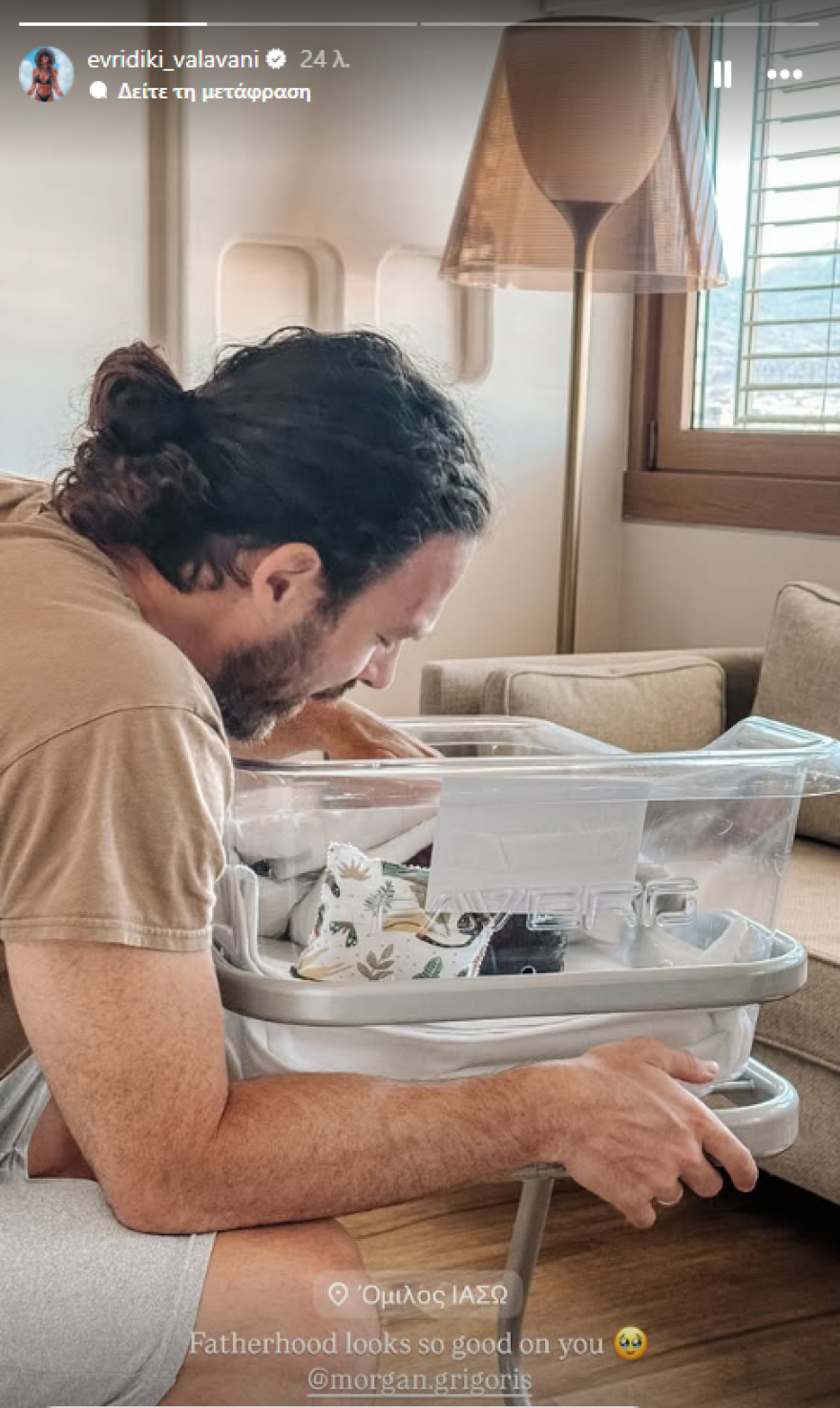 Η Ευρυδίκη Βαλαβάνη φωτογραφίζει τον Γρηγόρη Μόργκαν στο μαιευτήριο με τον γιο τους
