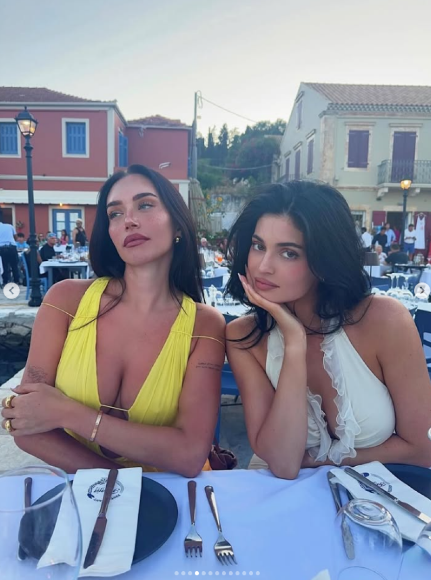 Κάιλι Τζένερ: Η Στέισι Καρανικολάου δημοσίευσε νέες φωτογραφίες από τις διακοπές τους στην Ελλάδα Κάιλι Τζένερ: Η Στέισι Καρανικολάου δημοσίευσε νέες φωτογραφίες από τις διακοπές τους στην Ελλάδα