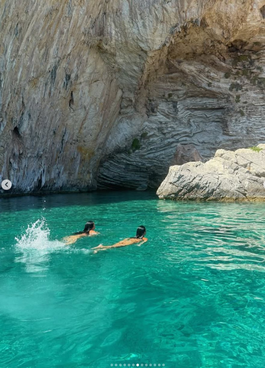 Κάιλι Τζένερ: Η Στέισι Καρανικολάου δημοσίευσε νέες φωτογραφίες από τις διακοπές τους στην Ελλάδα Κάιλι Τζένερ: Η Στέισι Καρανικολάου δημοσίευσε νέες φωτογραφίες από τις διακοπές τους στην Ελλάδα