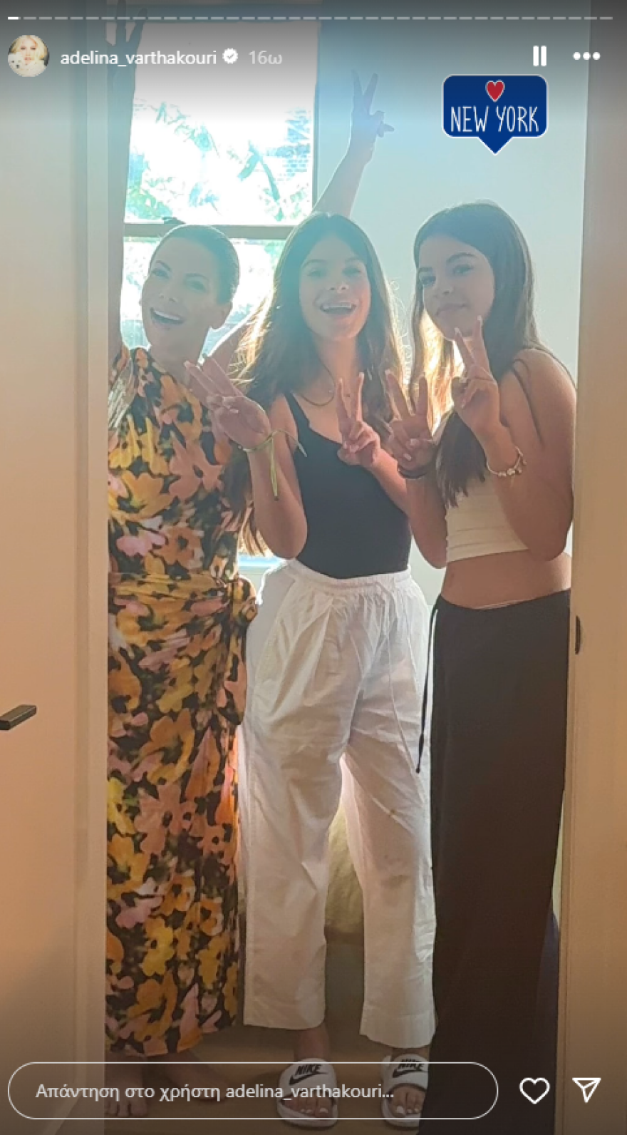 Η Αντελίνα Βαρθακούρη απολαμβάνει τις βουτιές της σε εξωτικό προορισμό