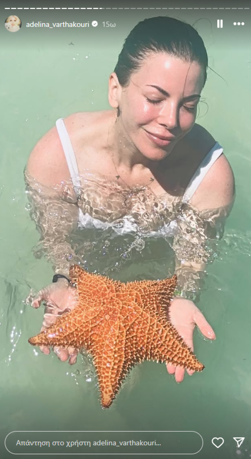 Η Αντελίνα Βαρθακούρη απολαμβάνει τις βουτιές της σε εξωτικό προορισμό