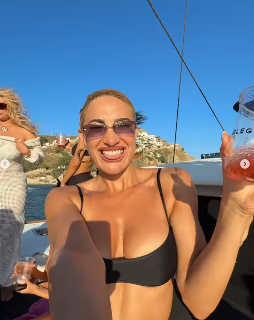 Η Ιωάννα Τούνη ποζάρει με μαύρο μπικίνι σε σκάφος - Οι φωτογραφίες από τις διακοπές της στη Μύκονο