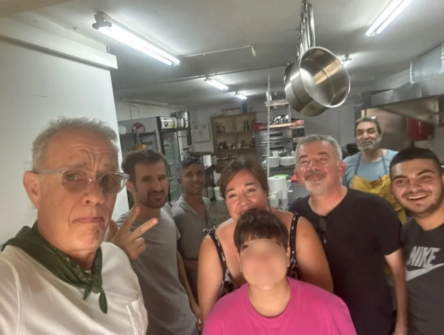 Τομ Χανκς: Στη Νάξο ο ηθοποιός - Η φωτογραφία με το προσωπικό σε ταβέρνα του νησιού