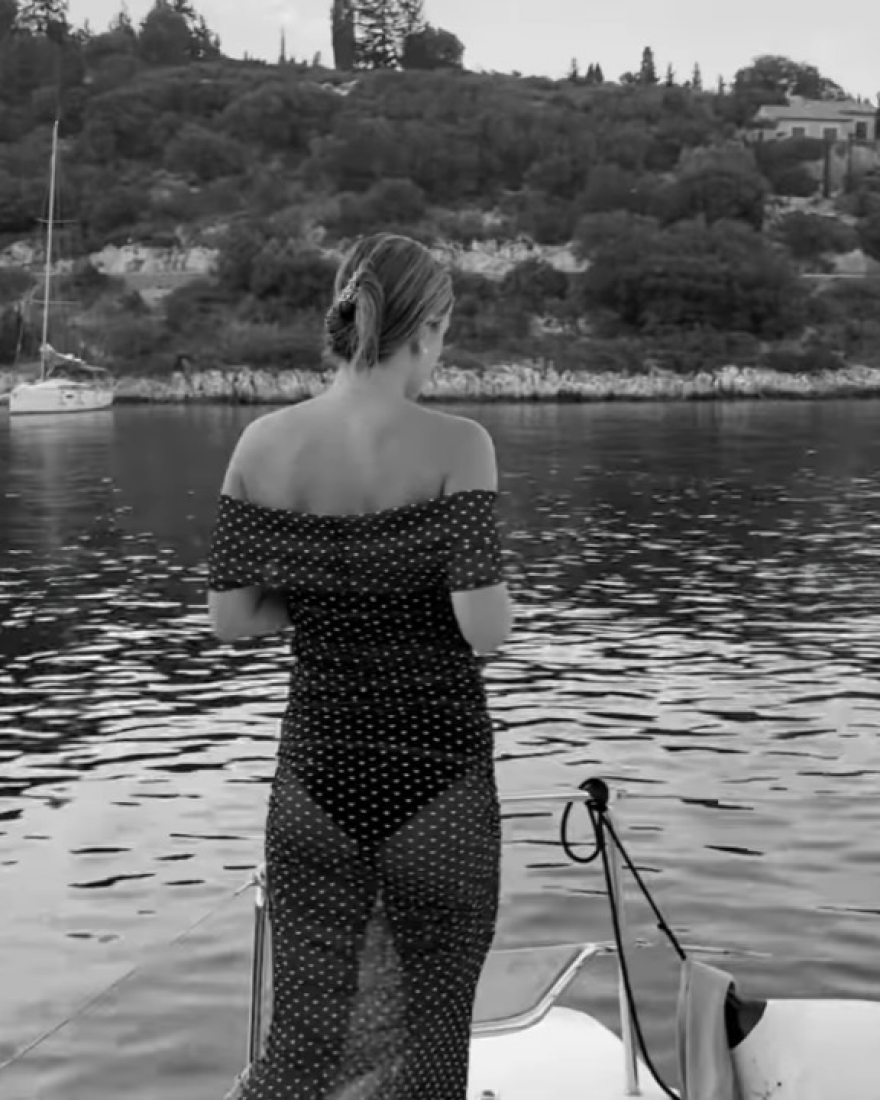 Η Κλέλια Ανδριολάτου ποζάρει με ημιδιάφανο φόρεμα στη θάλασσα - Δείτε φωτογραφίες