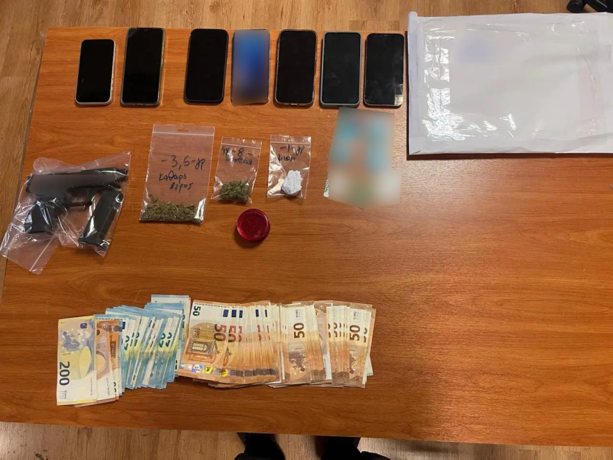 Επιχείρηση της ΕΛΑΣ στην Αττική για την τουρκική μαφία - Έξι συλλήψεις για όπλα και ναρκωτικά
