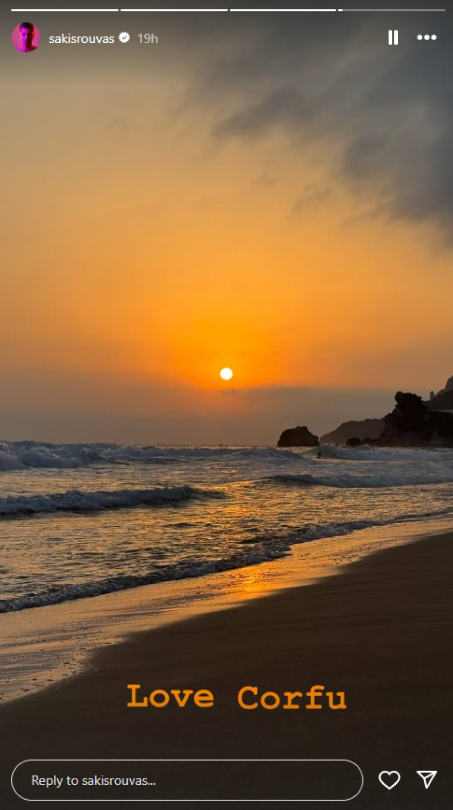 Ο Σάκης Ρουβάς φωτογραφίζει την Κάτια Ζυγούλη στην Κέρκυρα