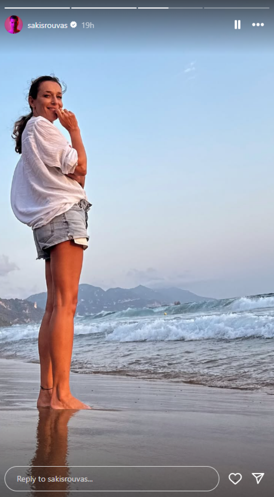 Ο Σάκης Ρουβάς φωτογραφίζει την Κάτια Ζυγούλη στην Κέρκυρα